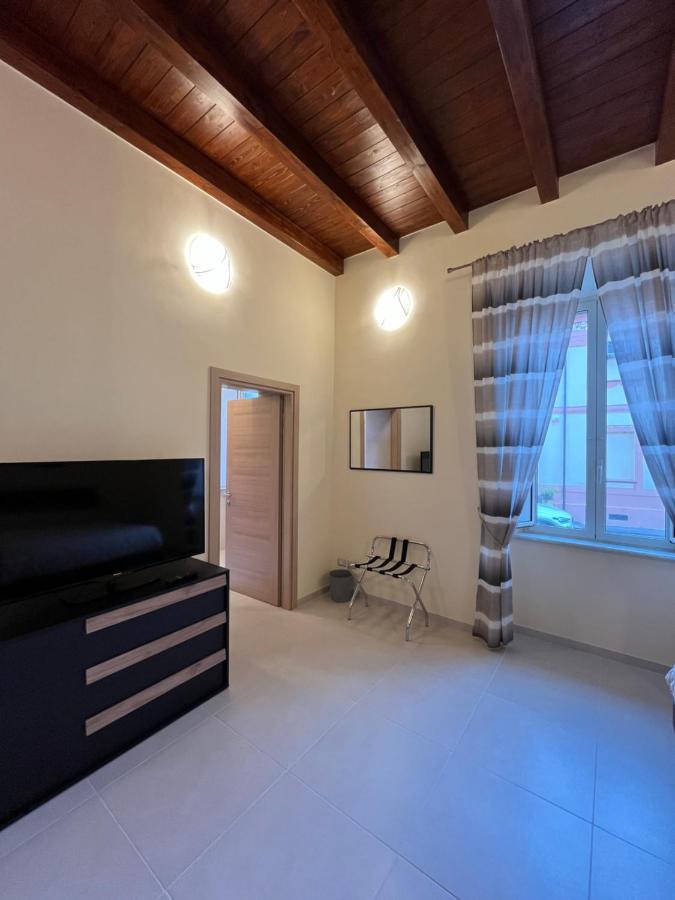 In Centro Rooms And Apartments Isola di Liri Bagian luar foto
