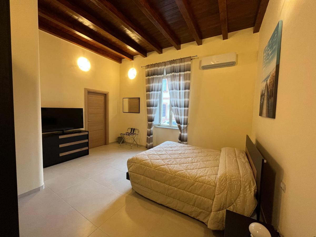In Centro Rooms And Apartments Isola di Liri Bagian luar foto