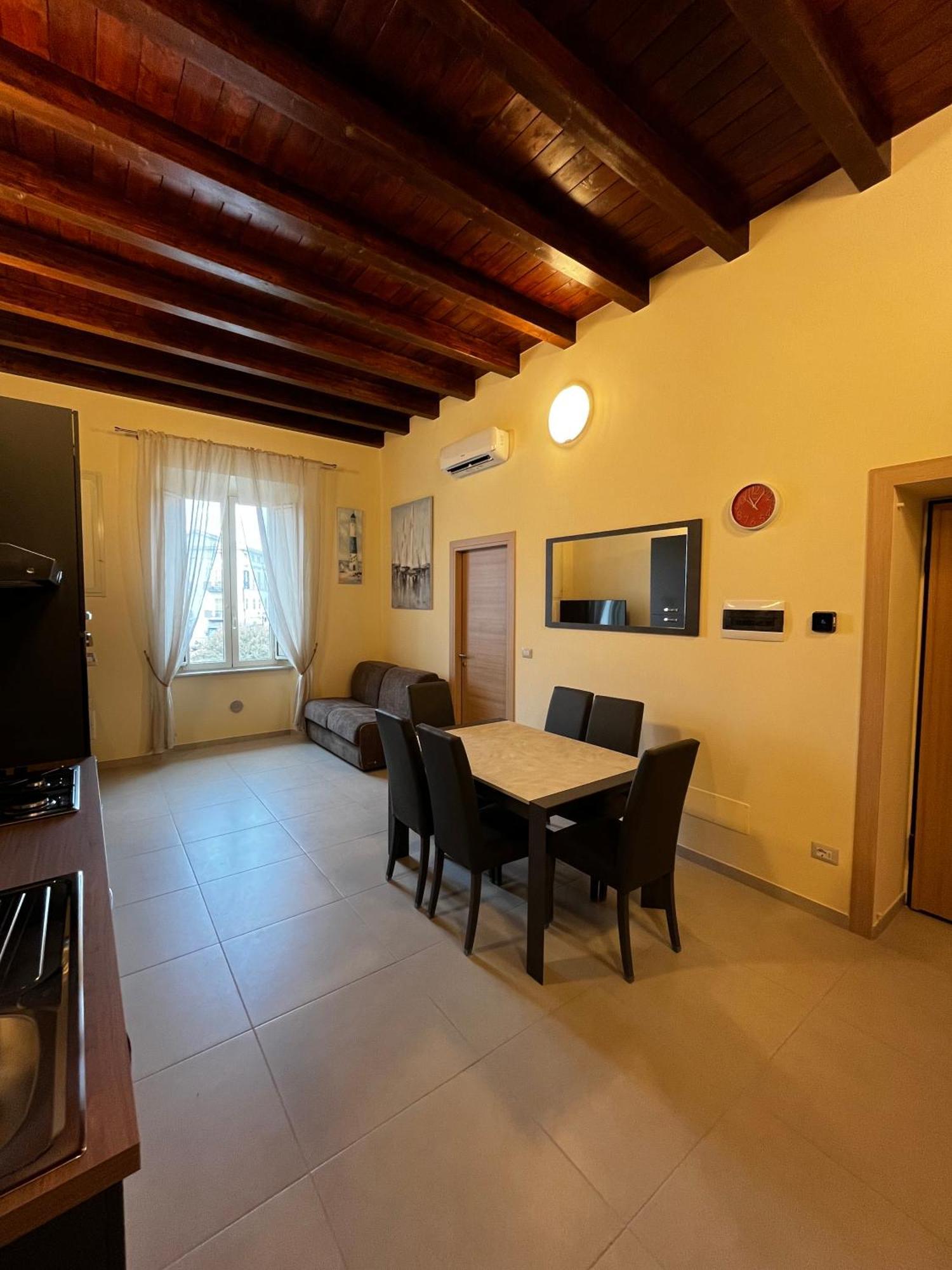 In Centro Rooms And Apartments Isola di Liri Bagian luar foto